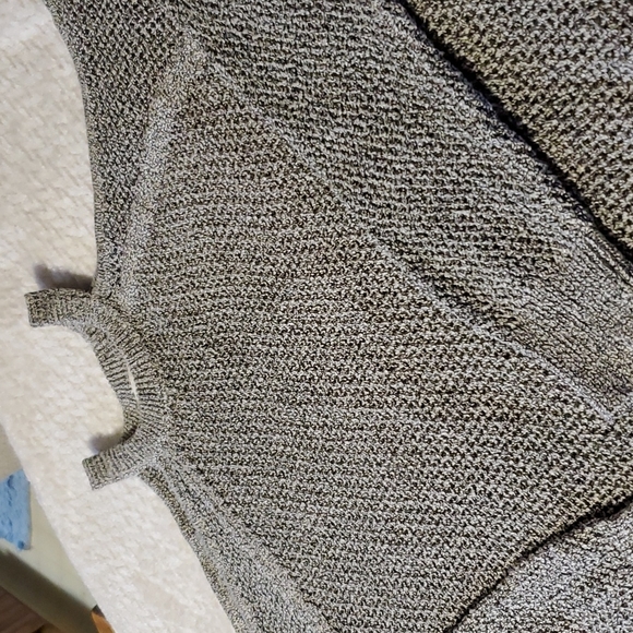 Astr Grey peek a boo sleeves soft sweater NWT🆕 - Picture 7 of 10